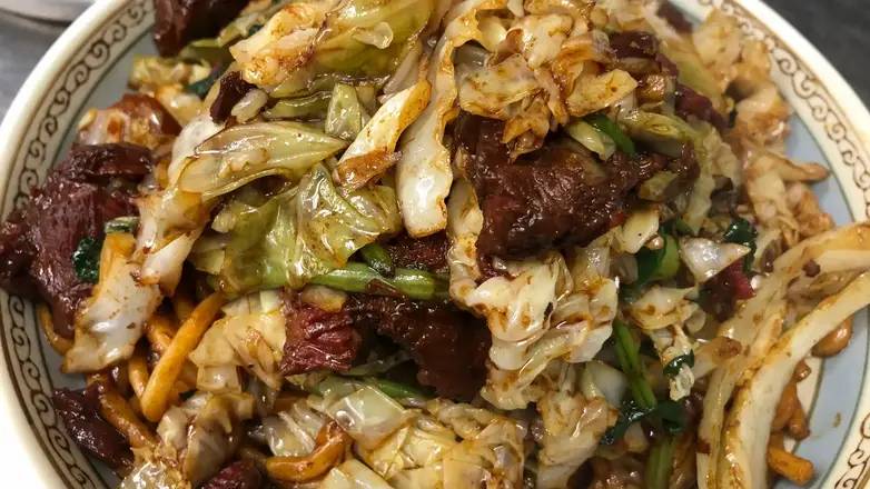 412. Stir Fried Rice Noodles with Beef in Brown Sauce 紅燒牛肉粗炒